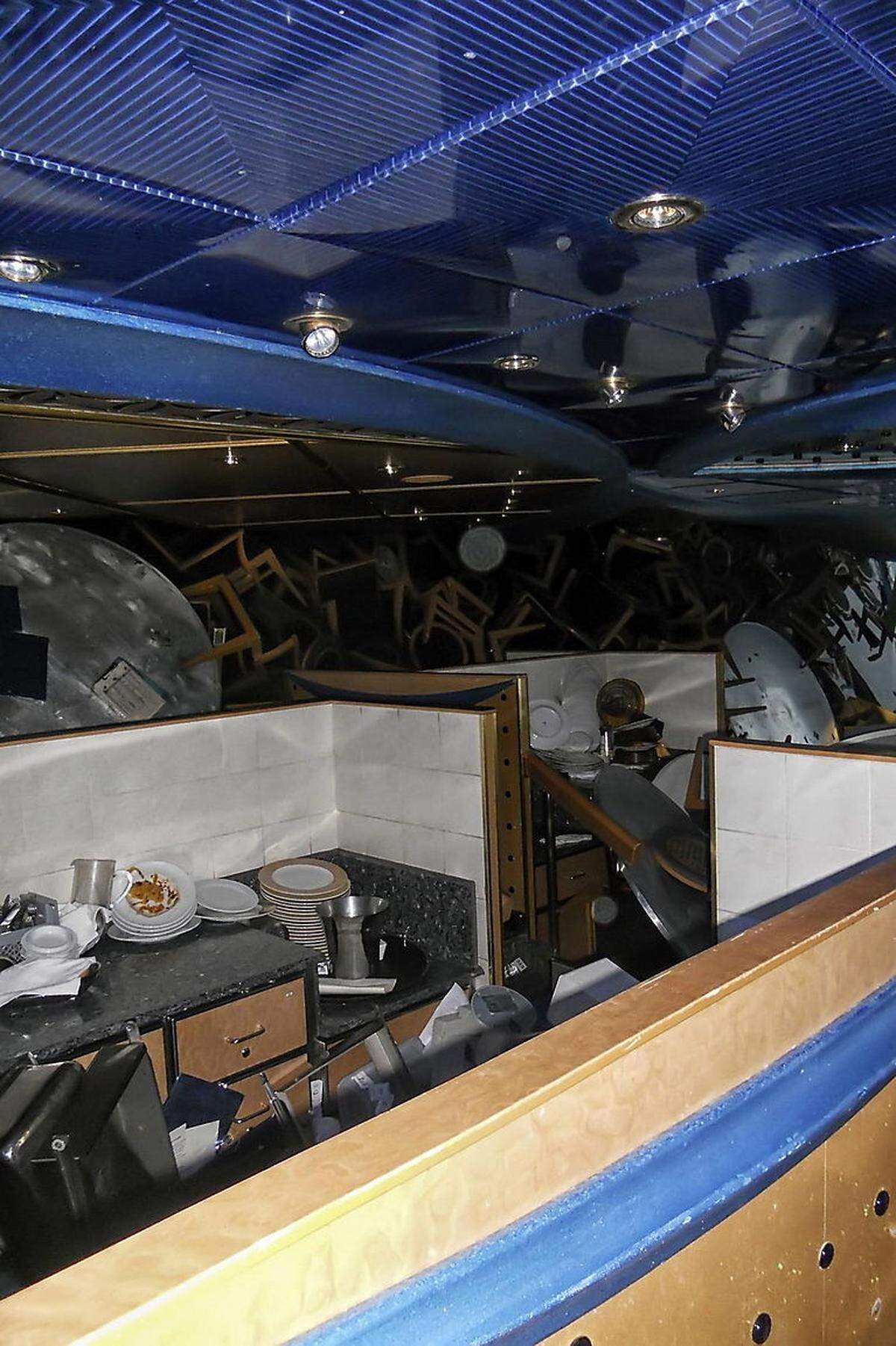 Im Bild: Ein Bord-Restaurant drei Tage nach dem Unglück. Die Inneneinrichtung wurde stark zerstört.