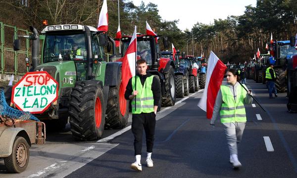 Polnische Bauern protestieren in der Nähe von Swieko an der A2 (Februar 2024).