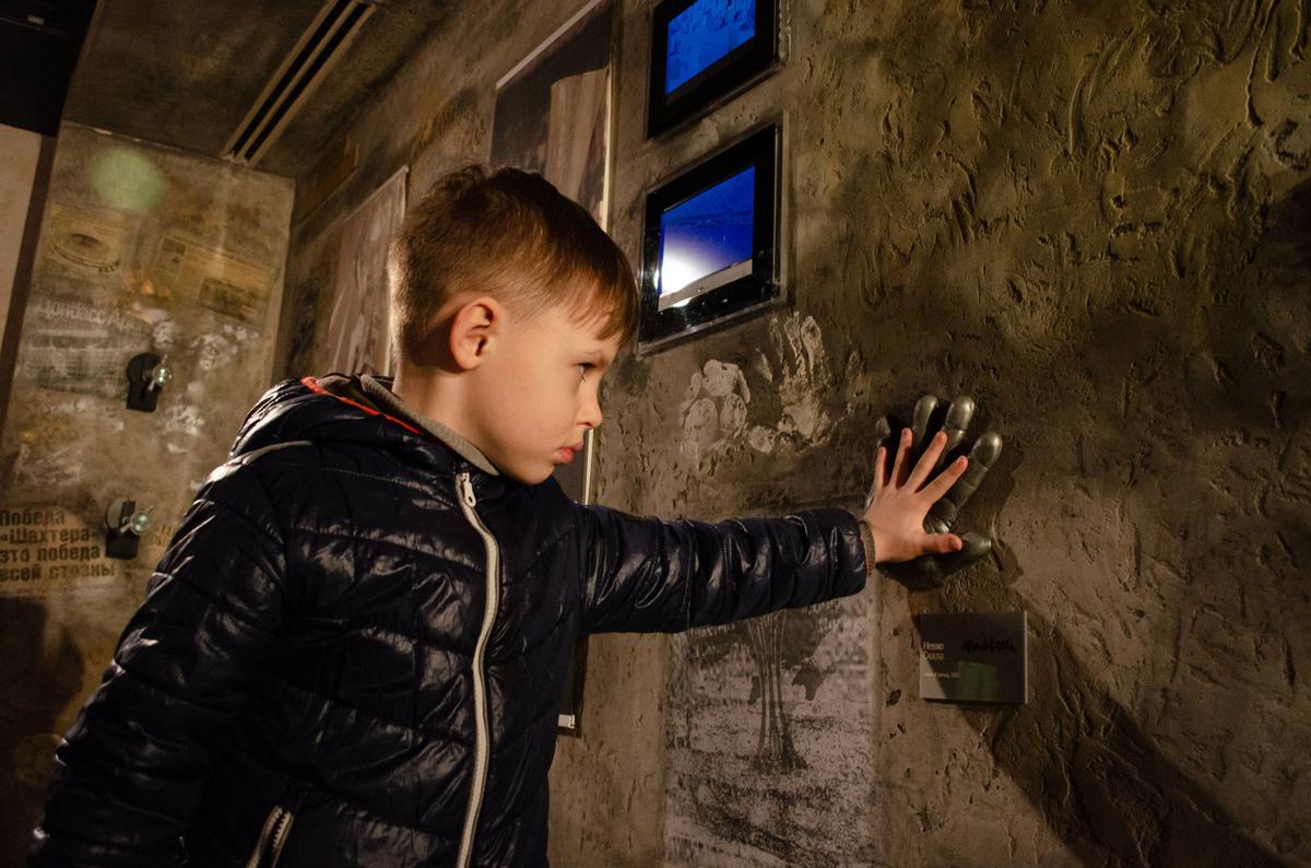 Griff zurück in die Vergangenheit: Begegnungen mit der „Wall of Fame“ waren für Kinder in der Donbass-Arena stets ein Erlebnis.