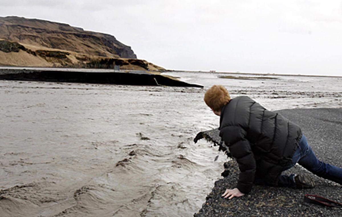 Die Behörden auf Island haben die Evakuierung im Gebiet des aktiven Vulkans am Eyjafjalla-Gletscher wieder aufgehoben. Fast alle der 800 Betroffenen konnten wieder in ihrer Häuser im südlichen Island zurückkehren.