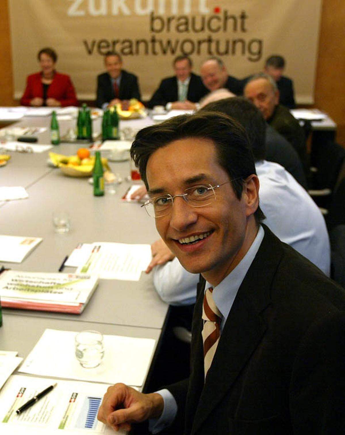 Nach den Neuwahlen wird der stets elegant gekleidete Karl-Heinz Grasser 2003 im neuen Kabinett Schüssel als parteiloser Finanzminister angelobt. Danach wird er von den Medien als ÖVP-Minister bezeichnet, weil Grasser im Bundesvorstand der ÖVP tätig ist.