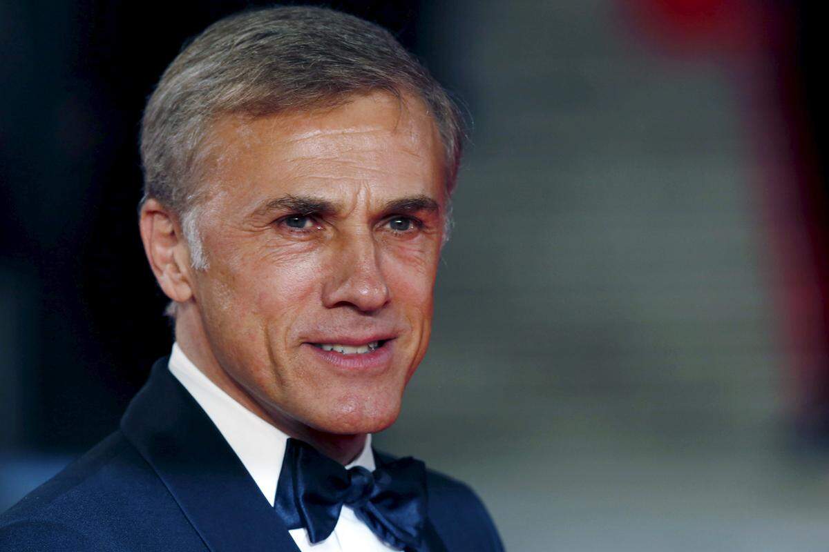 Gut, dass es die Bösewichte in den James Bond – Filmen gibt, ohne sie könnte der Held ja gleich zuhause auf der Couch bleiben. Damit sind wir beim 60er von Christoph Waltz (4.10.), der als Filmstar in die Riege der ultimativen Bösewichte avanciert ist. Schöner Aufstieg vom heimatlichen Grinzing nach Hollywood. Im Lande geblieben ist der Weltstar der Jugendbuchliteratur, Christine Nöstlinger. Die Verehrungswürdige nennt ihre Kinderbücher treffend „flankierende Maßnahmen zur Bewusstseinsbildung“ und sie löst in ihrem Alter immer noch das Kreuzworträtsel im „ZEIT-Magazin“. Muss man erst einmal nachmachen. Weil wir schon bei den unverwüstlichen Greisen sind: Ex-Rolling Stone Bill Wyman hat mit 80 (24.10.) noch ein Album gemacht, gerne lesen wir Interviews mit Ruth Klüger („Ich bin jetzt so alt wie Goethe in seinem Todesjahr“), die sie mit 85 (30.10.) zahlreich gibt. Die österreichische Literaturnobelpreisträgerin Elfriede Jelinek (am 20.10. 70) ist auf den Bühnen des deutschsprachigen Theaters präsent wie noch nie und der achtzigjährige John Le Carré hat uns erst kürzlich eine Autobiographie abgeliefert, die herzzerreißend und spannend wie ein Thriller ist.