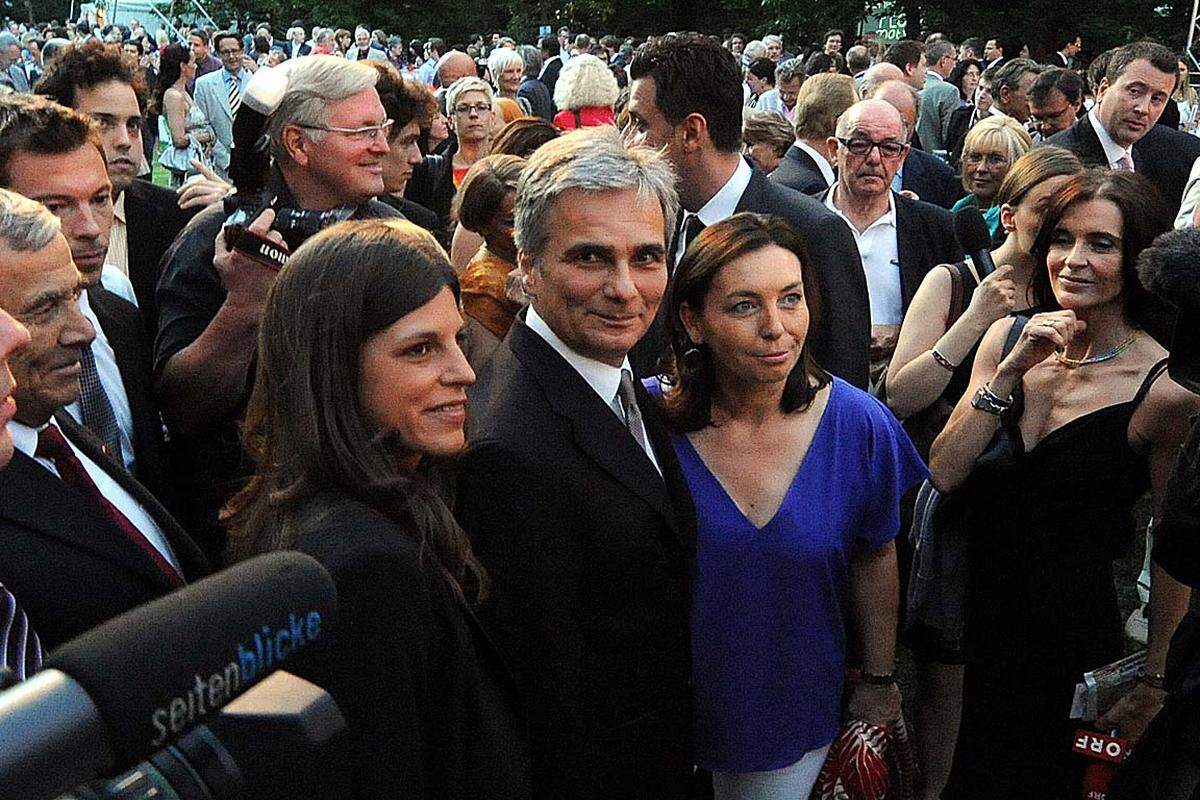Lächeln für die Kamera: Laura Rudas, Werner Faymann und seine Gattin Martina Ludwig-Faymann.