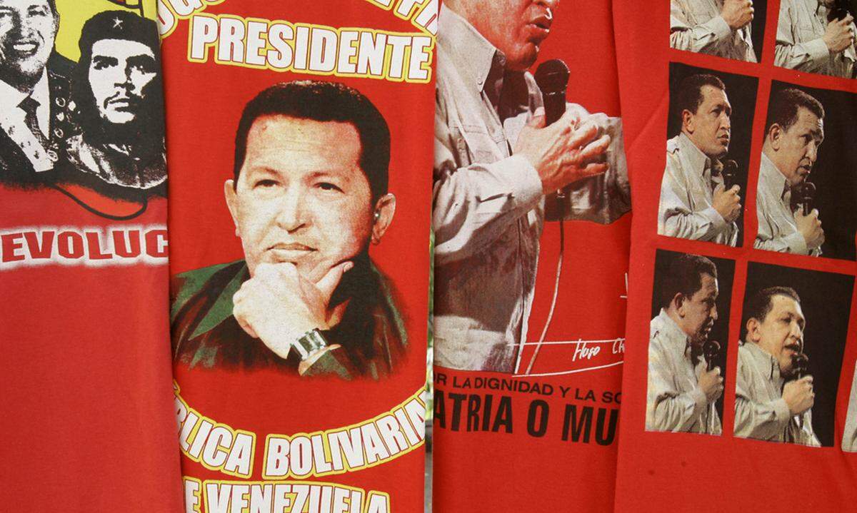 2002 überstand der venezolanische Präsident einen Militärputsch und einen zweimonatigen Generalstreik, 2004 ein von einem Bündnis von Opposition, Unternehmern, Gewerkschaften, Medien, Bürgervereinigungen und Künstlern angestrengtes Referendum über seine Amtsenthebung.