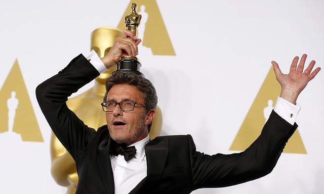 Director Pawel Pawlikowski holds his Oscar for best foreign language film for ´Ida,´ during the 87th Academy Awards in Hollywood, California
