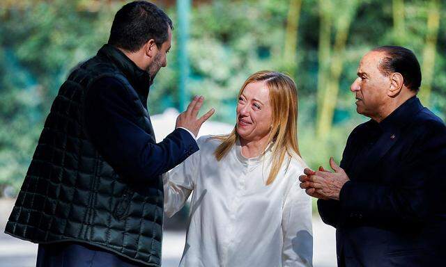 Meloni (Mitte) könnte mit Salvini (li.) und Berlusconi (re.) wohl eine Mehrheit im italienischen Parlament erringen.