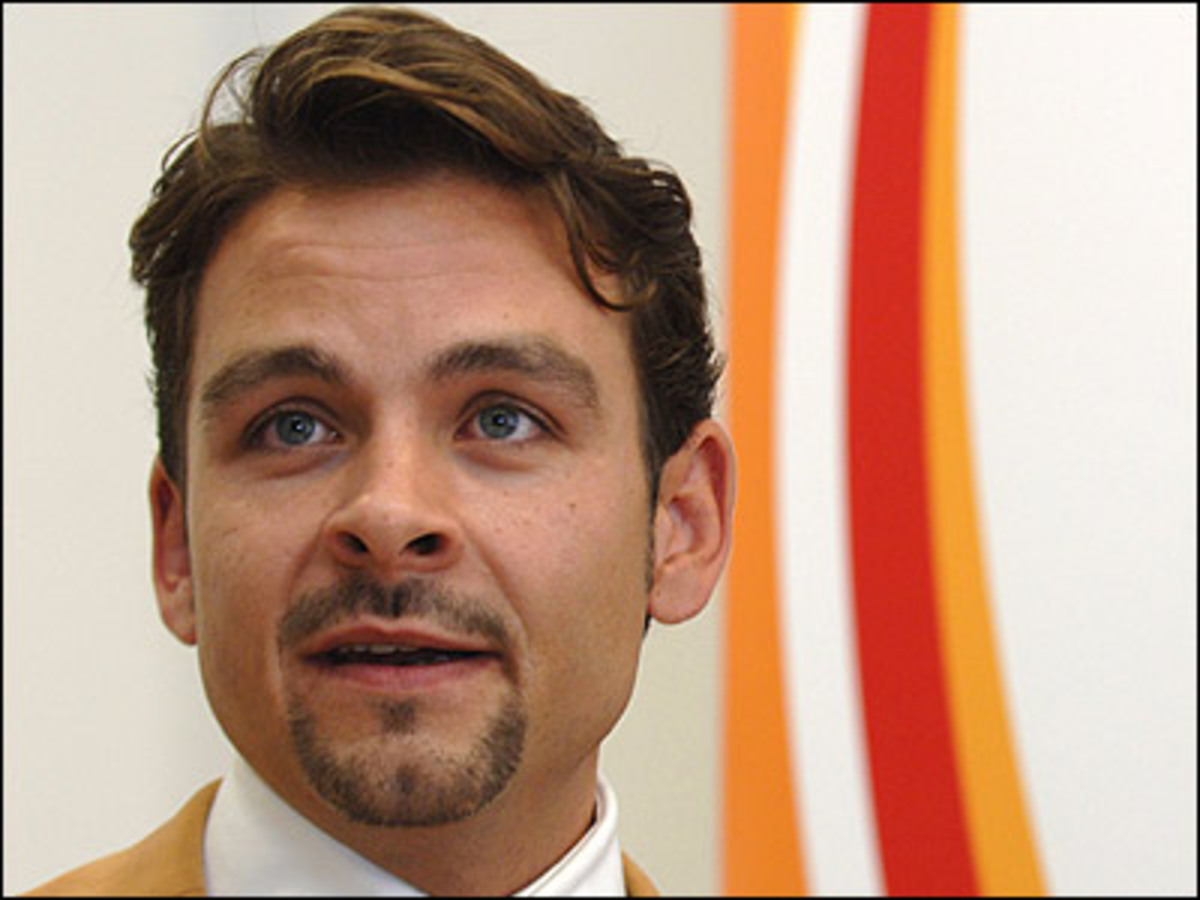 "Eine Große Koalition ist mit Abstand das Schlechteste für das Land. 1999 wurde gerade diese Regierungsform des Stillstands, des Proporzes, der Privilegien und des Postenschachers abgewählt."BZÖ-Generalsekretär Gerald Grosz