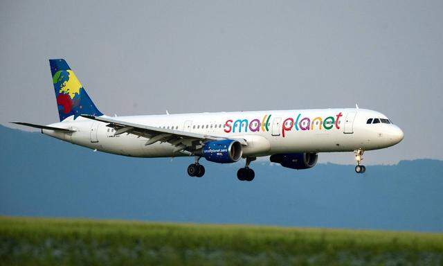 Small Planet Airlines Germany D ASPC Anflug von Small Planet Airlines Germany D ASPC ein Airbus A3