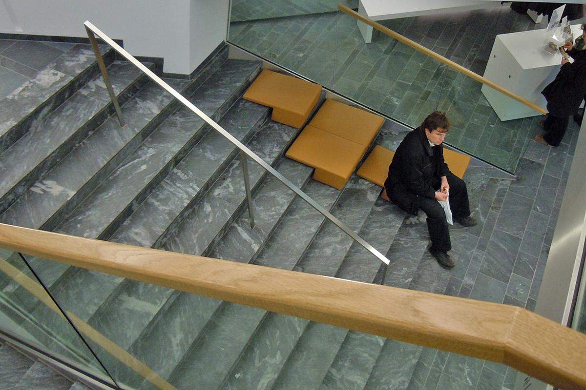 Die Sitze auf den Stufen in Richtung Garderobe wurden am Eröffnungstag schon fleißig getestet.