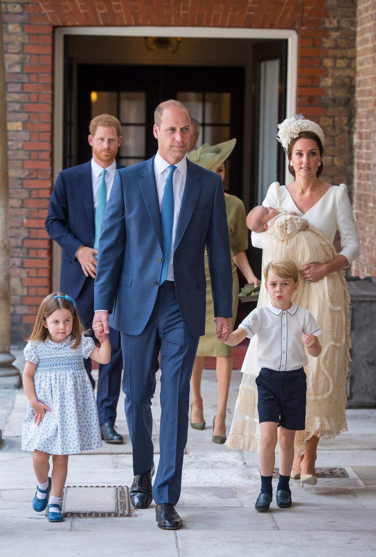 Alle Cambridges auf einem Foto vereint: Zur Taufe von Prinz Louis Arthur Charles gab es das erste inoffizielle Familienfoto von Prinz William, Herzogin Kate und den drei Kindern.  