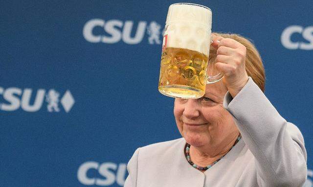 Na dann Prost! Angela Merkel sprach in einem Bierzelt in Bayern über die Beziehungen zu den USA.