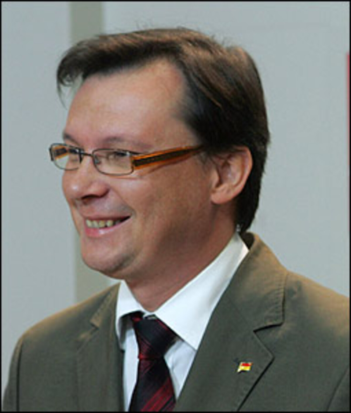 "Das ist die Frage und die würde ich nicht mit Ja beantworten." SP-Bundesgeschäftsführer Norbert Darabos auf die Frage, ob der Finanzminister Karl-Heinz Grasser heißen könnte. Ein VP-Finanzminister ist für Darabos aber prinzipiell "vorstellbar"