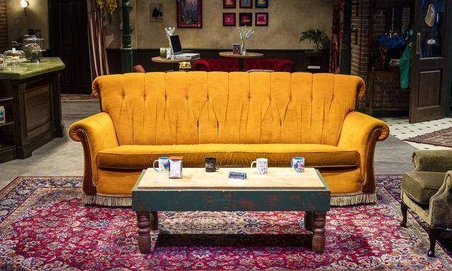 Archivbild eines nachgemachten Seriensets in Amsterdam, das die berühmte Couch der Kultserie „Friends“ aus den 1990er-Jahren zeigt.