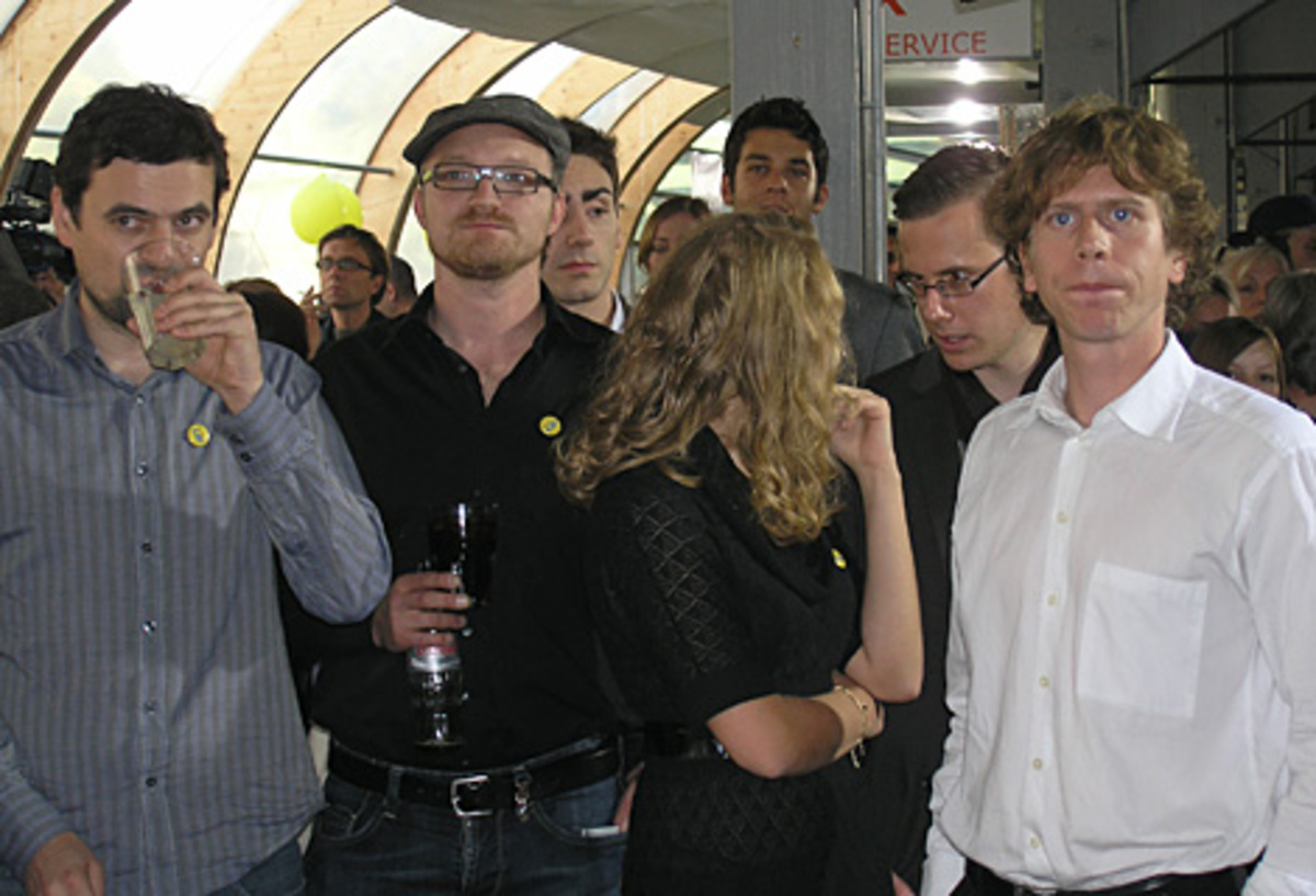 Um 17 Uhr wurde dann die erste Hochrechnung des ORF verkündet.Das klare Minus der ÖVP erntete Applaus, das starke Abschneiden der FPÖ wurde mit vereinzelten "Pfui"-Rufen quittiert.