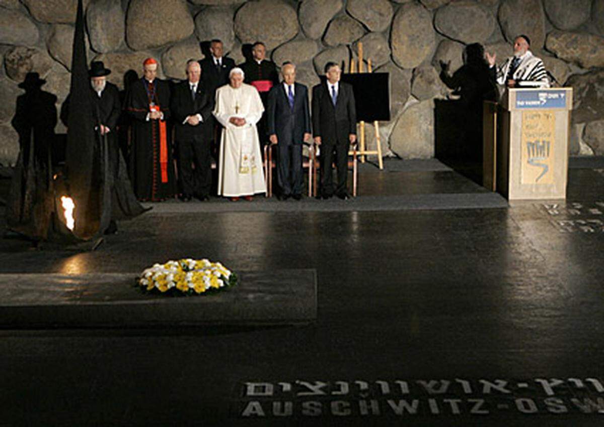 Mit klaren Worten hat Benedikt XVI. alle Leugner des Holocausts in die Schranken gewiesen. "Mögen die Namen dieser Opfer niemals ausgelöscht werden! Mögen ihre Leiden niemals geleugnet, heruntergespielt oder vergessen werden!", sagte das Oberhaupt der katholischen Kirche während seines Besuches der Holocaust-Gedenkstätte Yad Vashem.