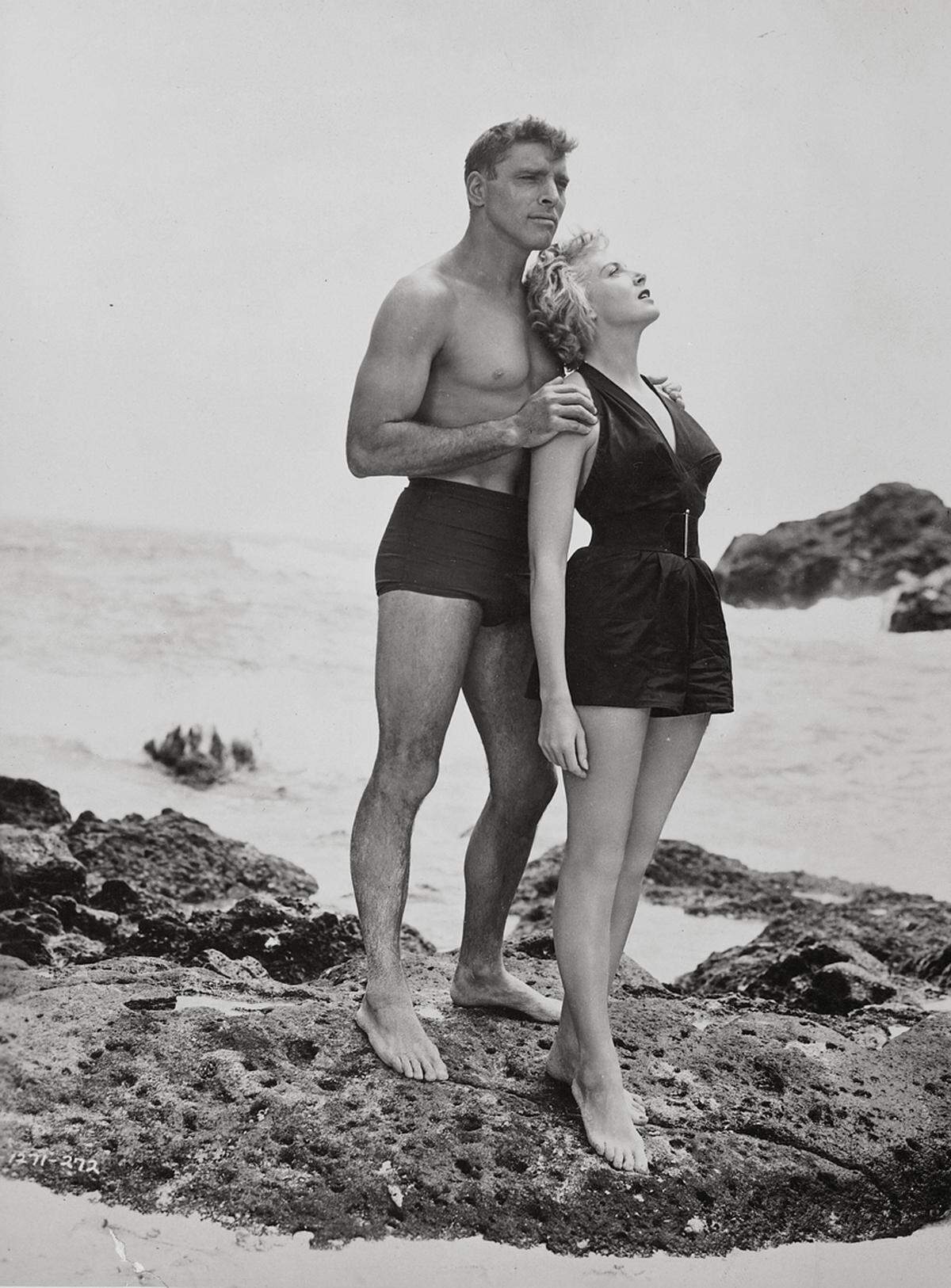 Der Badeanzug von Deborah Kerr musste mit einem kurzen Rock ausgestattet werden, sonst wäre das Outfit der Schauspielerin zu provokant für die Sittenwächter gewesen. Die Strandszene mit Burt Lancaster verhalf ihr dennoch zu Ruhm.