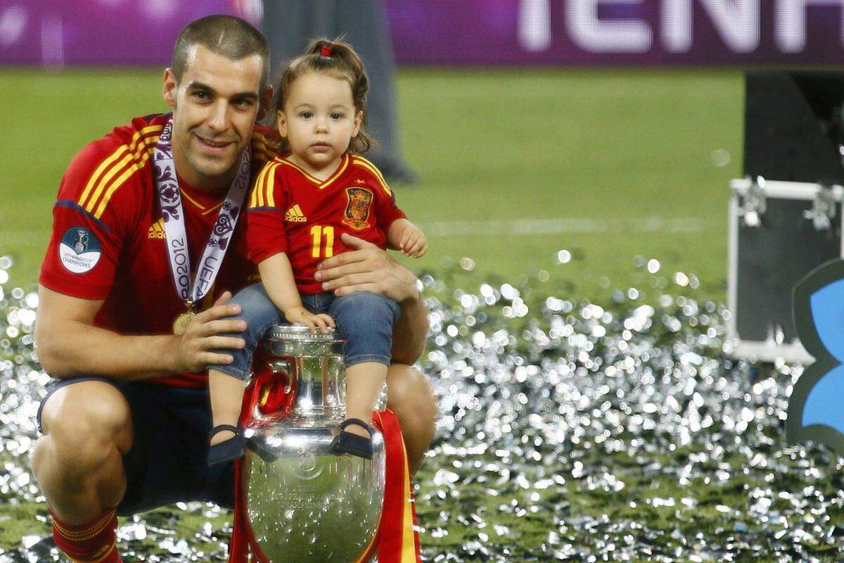 Nebenan testete Alvaro Negredo den Pokal sogleich als Kindersessel für Töchterchen Aitana.