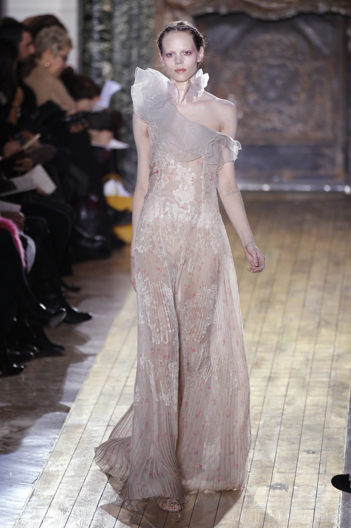 Maria Grazia Chiuri und Pier Paolo Piccioli veranstalteten ein Elfen Defilee für Valentino. Tranparenz umspielte die Mädchen, als hätte das delikate Zwirngeflecht gar nicht den Anspruch, den Körper bedecken zu wollen.