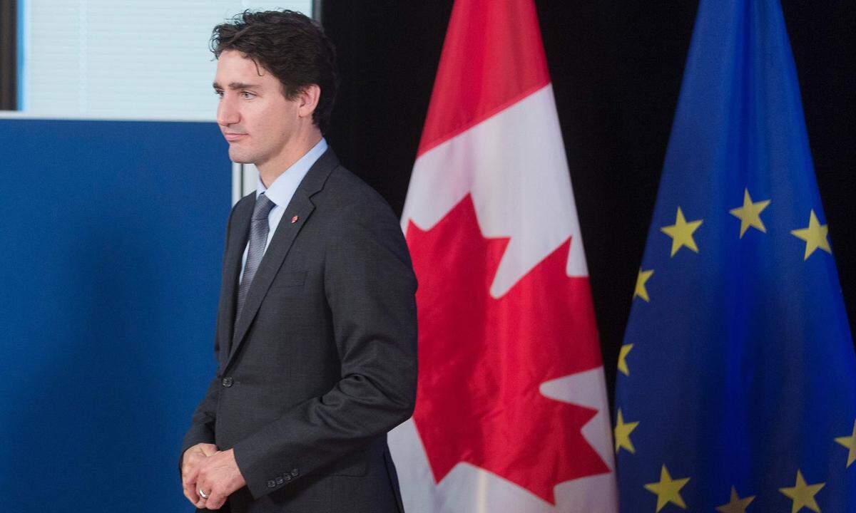 Der kanadische Premier Justin Trudeau bei der Vertragsunterzeichnung.