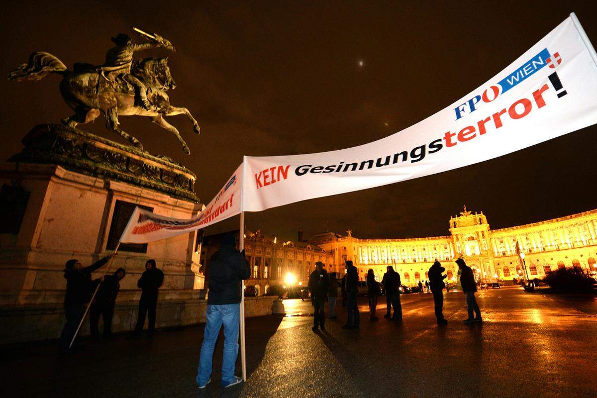 Auf dem Heldenplatz starteten die Freiheitlichen eine Mini-Demo. Da die Transparente ohne Genehmigung in der Sperrzone entrollt wurden, schritt die Polizei ein und beendete die Aktion.