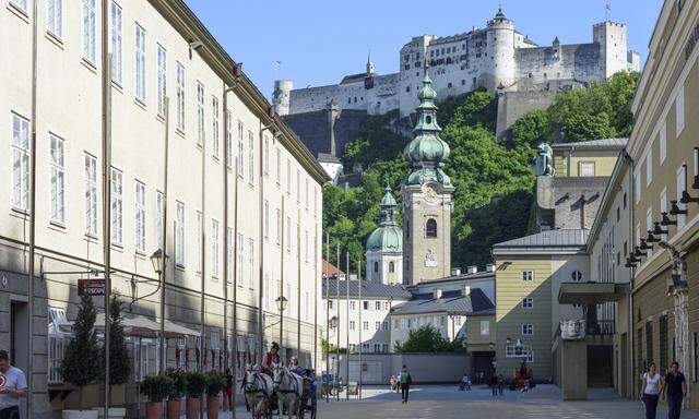 Hofstallgasse mit der Universität auf der linken Seite und dem großen Festspielhaus rechts.