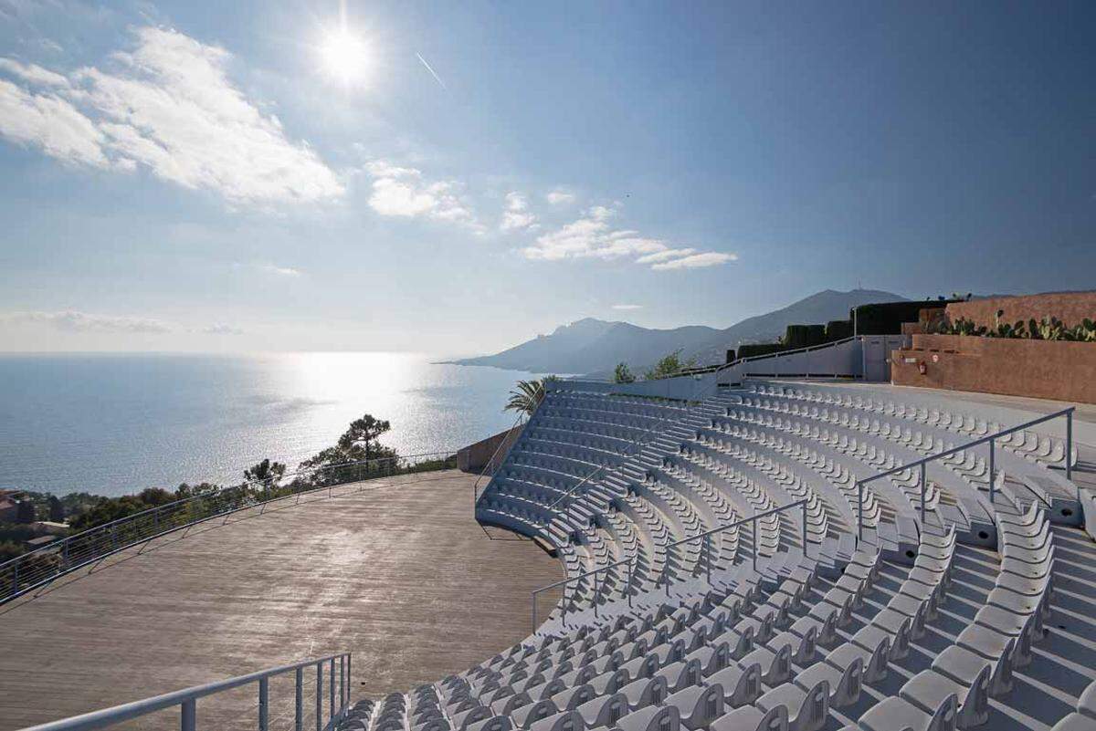 Außerdem verfügt das Anwesen über ein Auditorium mit 500 Sitzplätzen, von dem man einen spektakulären Blick über die Bucht von Cannes hat.