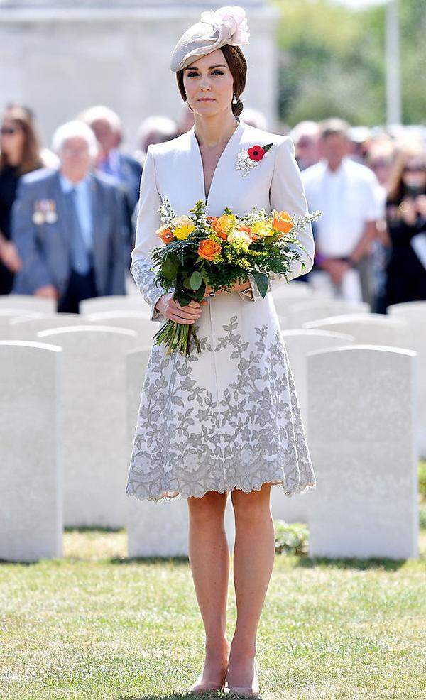 Dieses Outfit können auch keine Diamant- und Perlenohrringe von Lady Diana mehr retten: Nach der modisch aufregenden Tour durch Polen und durch Deutschland fühlen sich die jüngsten Stilentscheidungen der Herzogin von Cambridge beinahe schon wie persönliche Rückschläge an. Bei einem Termin Ende Juli in Belgien sah das Outfit der Herzogin aus wie ein beliebiges Mix and match von Grau- und Weißtönen. (Nicht im Bild ist - zum Glück - die pinke Prada-Clutch, die Kate dazu kombinierte. Der Braunton der Schuhe von Gianvito Rossi geht glücklicherweise ebenfalls im Gras unter.)