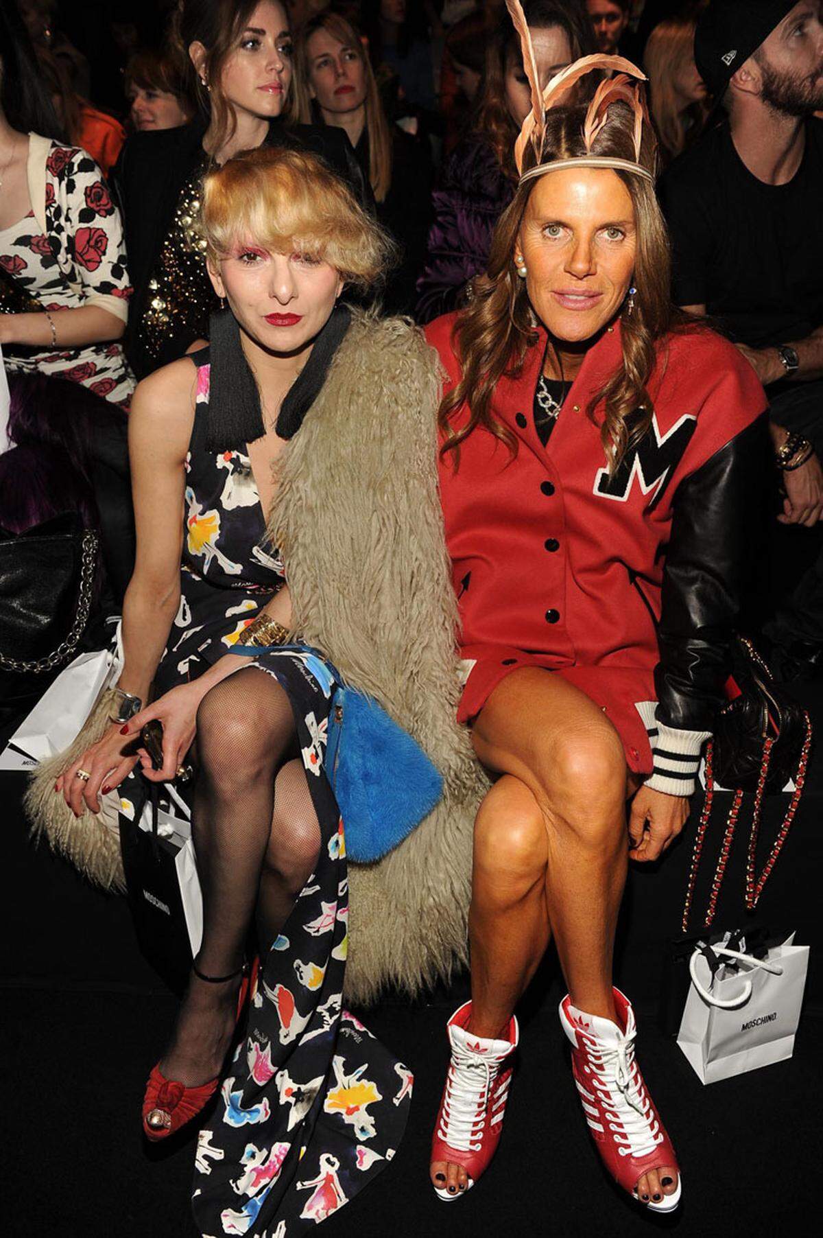 Gewohnt auffällig erschien Anna dello Russo (rechts) von der Vogue Japan zur Show von Moschino.