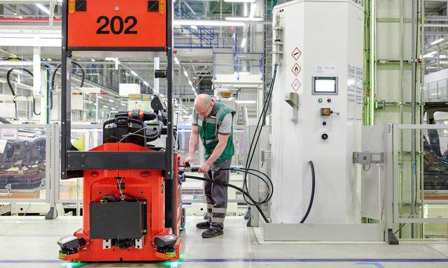 Betankung eines Brennstoffzellen-Staplers im BMW-Werk in Leipzig.