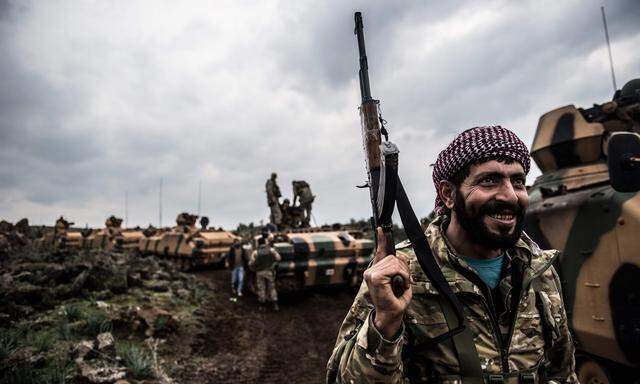 Türkisches Militär beim Vormarsch auf die syrische Grenze. Am Sonntag drang die Armee mit Panzern und Bodentruppen in das Bürgerkriegsland ein.