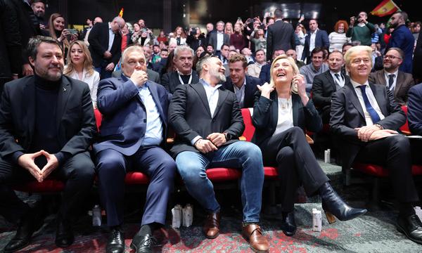 Da waren sie noch vergnügt: Italiens Lega-Führer Salvini, Ungarns Premier Orbán, der spanische Vox-Chef Abascal, Frankreichs Marine Le Pen, und der Niederländer Geert Wilders vor einem Monat beim „Patrioten“-Parteitag in Madrid.