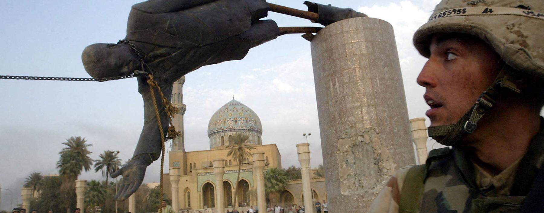 Symbol des vermeintlichen Siegs. Am 9. April 2003 rissen US-Soldaten zusammen mit Irakern in Bagdad eine Statue Saddam Husseins vom Sockel.