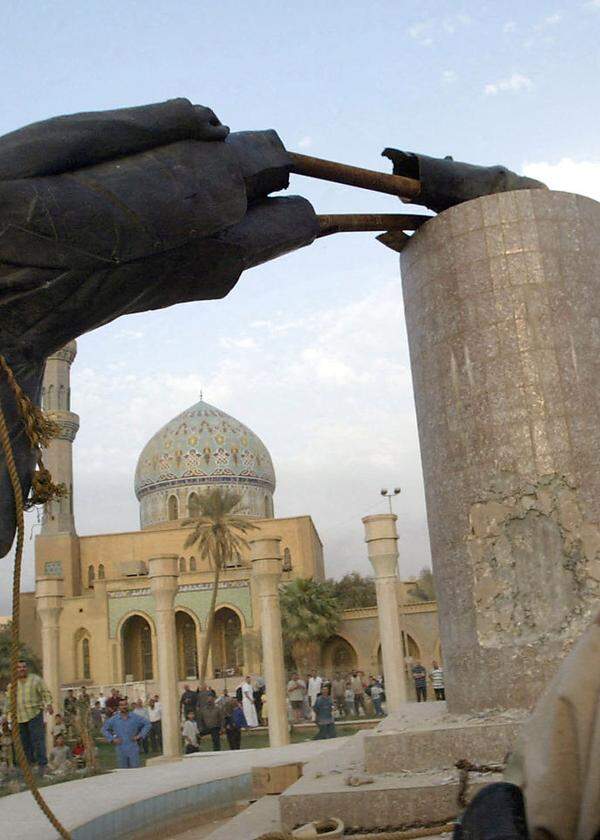 Symbol des vermeintlichen Siegs. Am 9. April 2003 rissen US-Soldaten zusammen mit Irakern in Bagdad eine Statue Saddam Husseins vom Sockel.