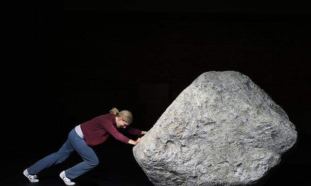 Ursina Lardi rollt den Stein - in "Everywoman", das am Mittwoch uraufgeführt wurde.