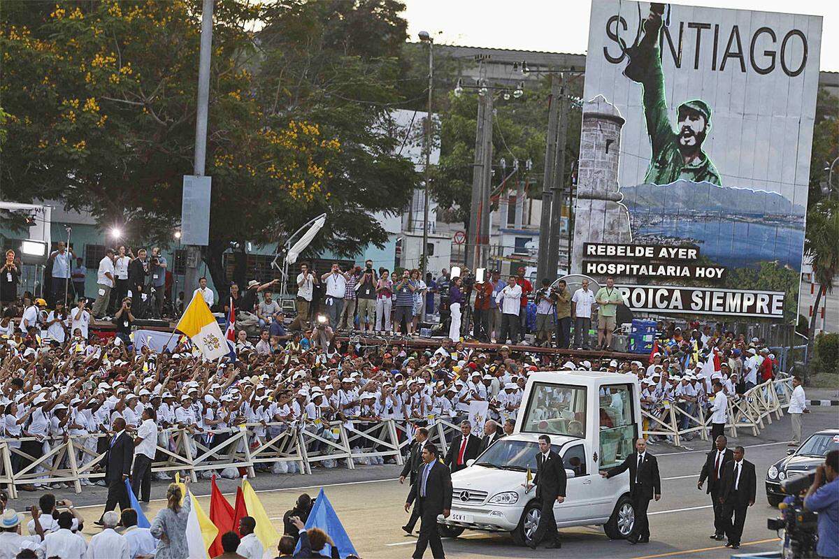 Interessanter Kontrast am Platz, an dem die Messe stattfand: Auf der einen Seite der Papst, auf der anderen Seite eines der allgegenwärtigen Fidel-Castro-Plakate, die ihn in siegreicher Revolutions-Pose zeigen.