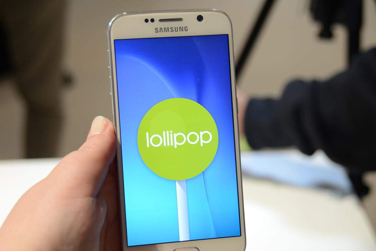 Bei der Software setzt Samsung auf Android 5.0.2. Zusätzlich kommt wie gewohnt die hauseigene Oberfläche TouchWiz zum Einsatz.