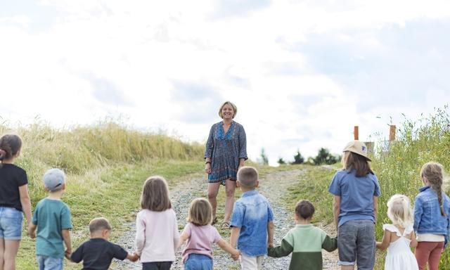 Alexandra Trenker ist 53 Jahre alt – und Oma von elf Enkelkindern. Zehn von ihnen wohnen fast um die Ecke. 