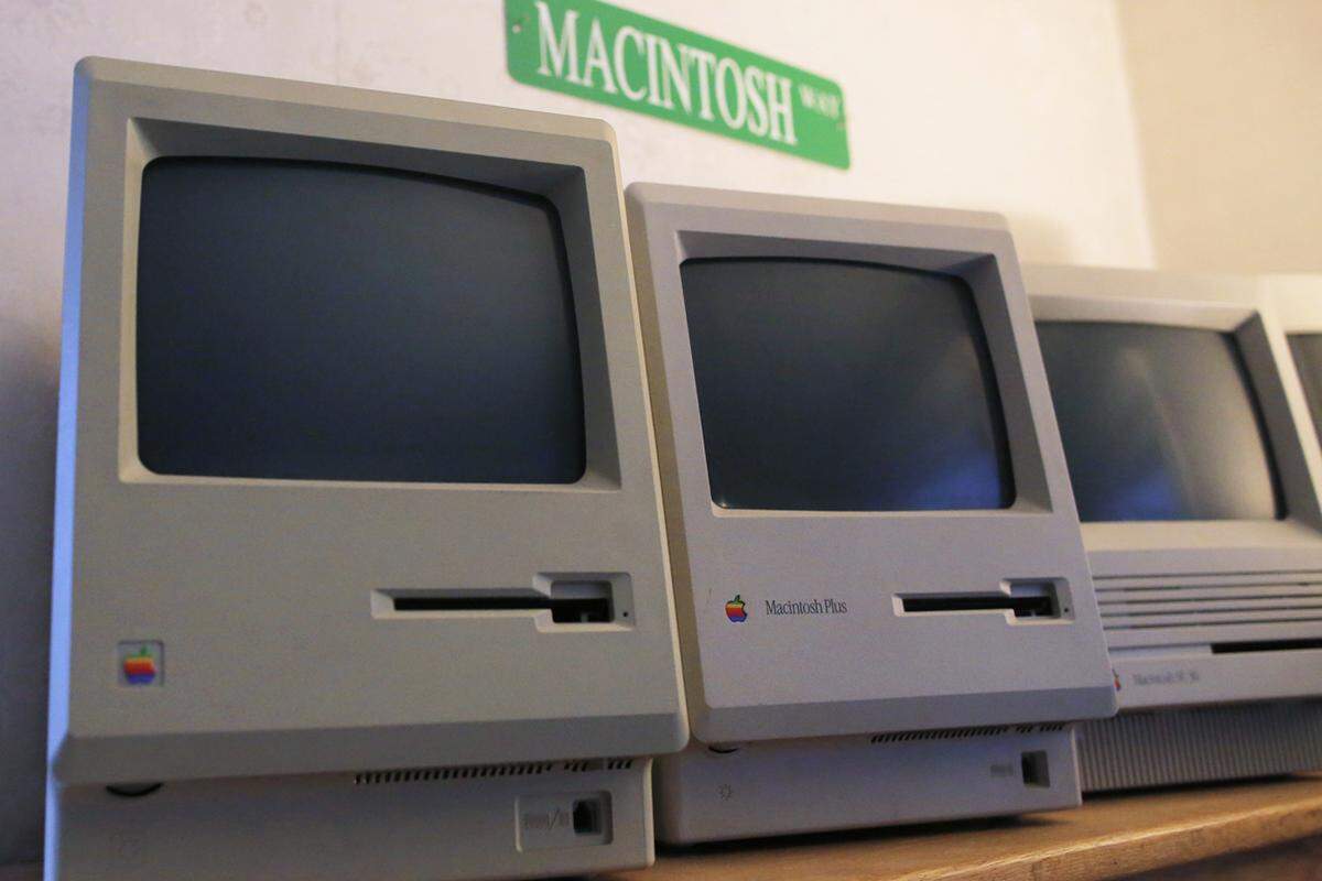Der erste Mac war für die revolutionäre Bedien-Oberfläche eigentlich zu schwach ausgelegt und konnte den Erfolg des IBM PCs kaum eindämmen.