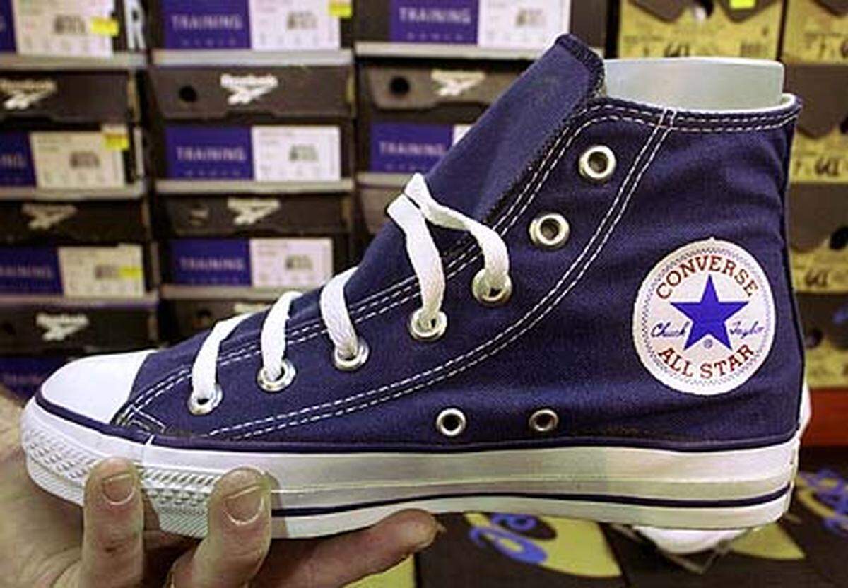 Als Schuhwerk sind Converse oder Vans erlaubt.