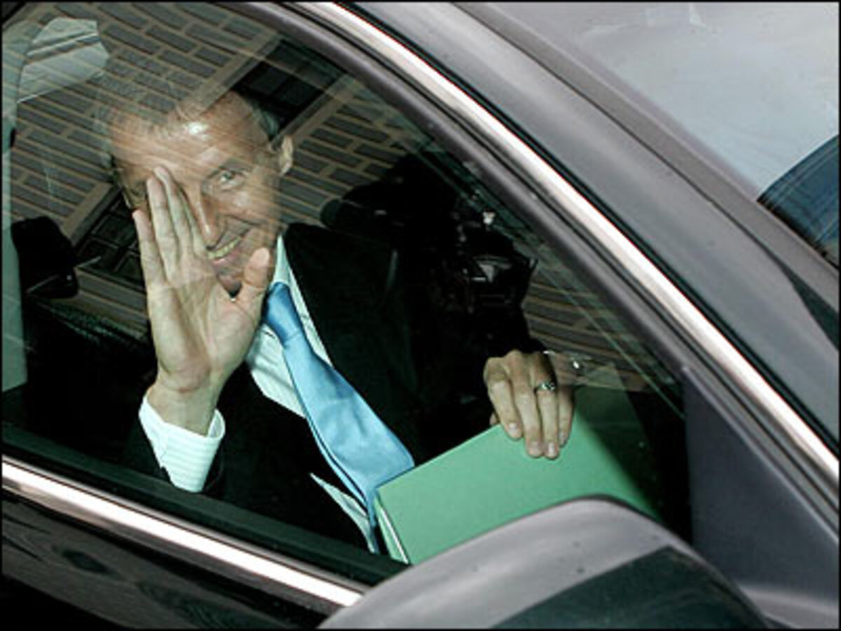 "Im Moment wird das Fell des Bären verteilt, selbiger ist noch nicht erlegt."VP-Wirtschaftsminister Martin Bartenstein zur Diskussion über Ministerien. Die Koalitionsverhandlungen sieht Bartenstein noch nicht besonders weit fortgeschritten.