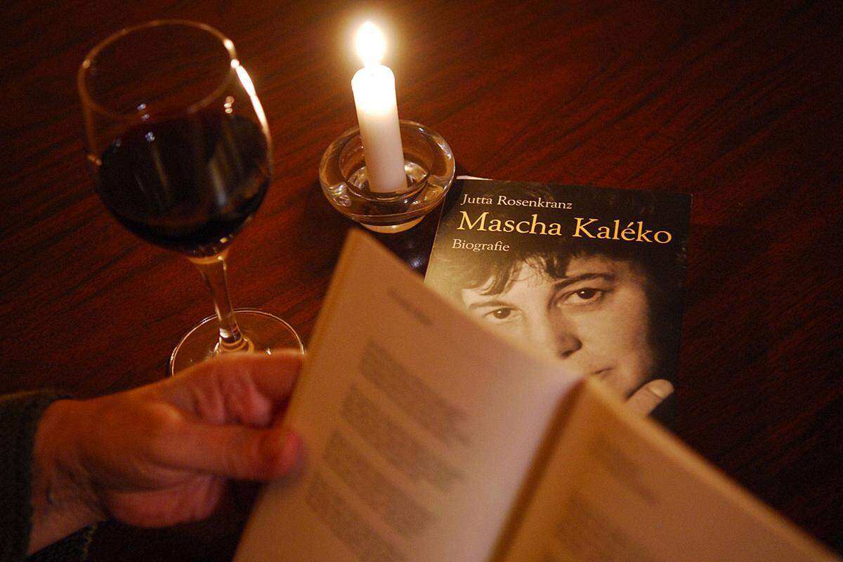In den 1920er- und 1930er-Jahren war Mascha Kaléko eine viel gelesene Dichterin. Ihr erstes Buch erschien wenige Tage vor der Machtübernahme der Nationalsozialisten am 30. Jänner 1933. Bis 1938 schlug sie sich noch in Berlin durch, dann emigrierte die als Golda Malka Aufen geborene Jüdin nach New York, ab 1959 wohnte sie mit ihrem zweiten Mann in Jerusalem. Sie sei "die wahrscheinlich einzige deutsche Großstadtdichterin", schrieb Friedrich Luft über Kaléko in seinem Nachruf.