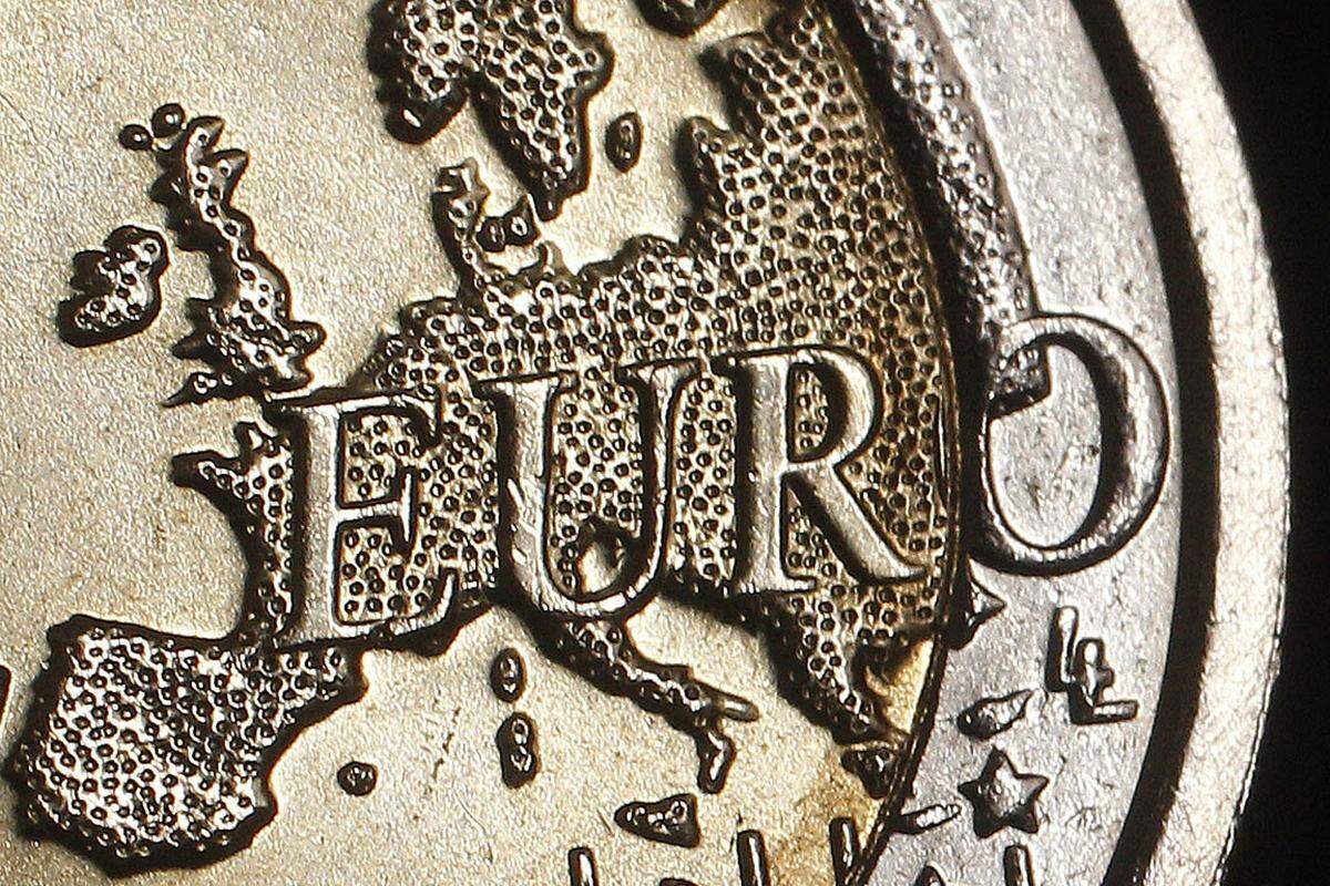 Nachdem bereits im Jahr 1999 der Euro im bargeldlosen Zahlungsverkehr offiziell eingeführt wurde, wurden 2002 die nationalen Scheine und Münzen in zwölf europäischen Ländern durch Euro-Bargeld ersetzt. Auch Österreich war bereits bei der Umstellung am 1. Jänner dabei.