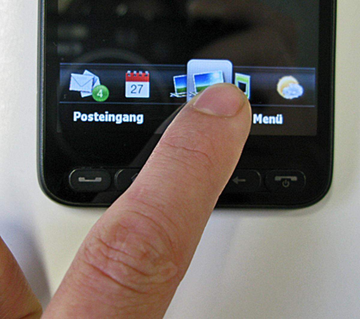 Am unteren Bildschirmrand weist die "Sense"-Oberfläche die HTC-typischen Tabs auf, zwischen denen man durch "tippen und ziehen" wechseln kann. Sie können frei angeordnet werden und umfassen Kontakte, SMS, E-Mail, Wetter, Börsenkurse, Musik, Kalender, Fotos, Einstellungen und die geobasierte Anwendung "Footprints".