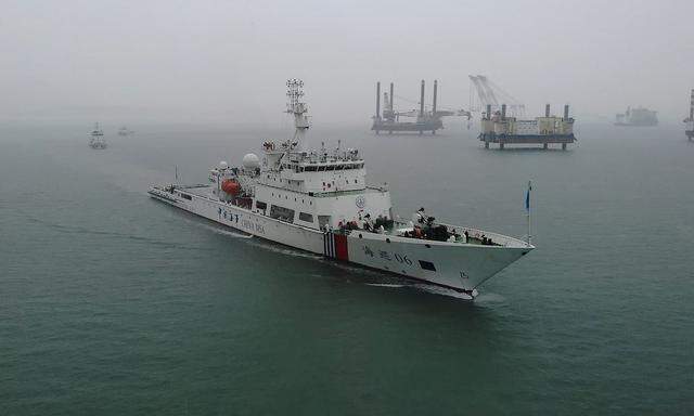 Die chinesische Flotte unter Führung des Patrouillen- und Rettungsschiffs Haixun 06 während eines gemeinsamen Patrouilleneinsatzes in den zentralen und nördlichen Gewässern der Straße von Taiwan auf einem Handout-Drohnenbild, das am 5. April 2023 veröffentlicht wurde.