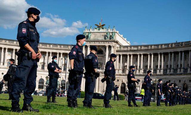 Im Rahmen weltweiter Proteste gegen Rassismus und Polizeigewalt steht auch Österreichs Exekutive auf dem Prüfstand (Bild: Beamte trennen Teilnehmer einer FPÖ-Kundgebung gegen die Corona-Maßnahmen von linken Demonstranten vor der Wiener Hofburg).