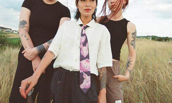 Farce, Anthea und Sakura (alle aus Wien) haben eine Band gegründet, sie heißt Kin dread, wie ein Horrorfilm von 2001. Ist aber wohl eher ein Spiel mit dem Wort Kindred für ausgewählte Verwandtschaft. 
