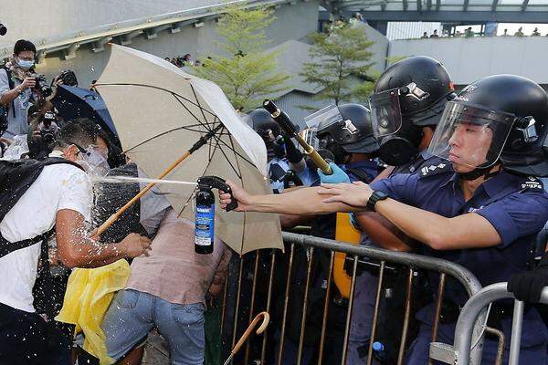 Auch diesem Demonstranten bot sein Schirm keinen Schutz gegen das Pfefferspray.