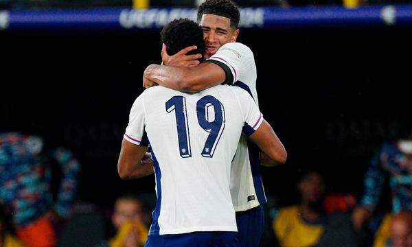 Ollie Watkins feiert mit Jude Bellingham aus England das 2:1 für seine Mannschaft.