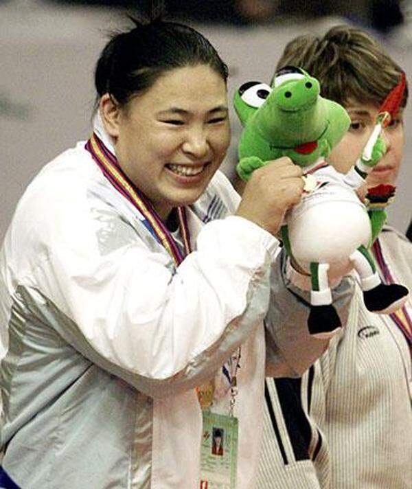 2001 erlitten Chinas Studenten einen schweren Imageschaden: Als Maskottchen der Universiade wurde ein grünes, nicht ganz austrainiertes Krokodil gewählt, das einen nur schlecht als Fackel getarnten Joint in der Hand hält.