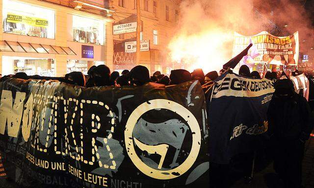 Archivbild: Teilnehmer der Anti-Akademikerball-Demo im Jahr 2013